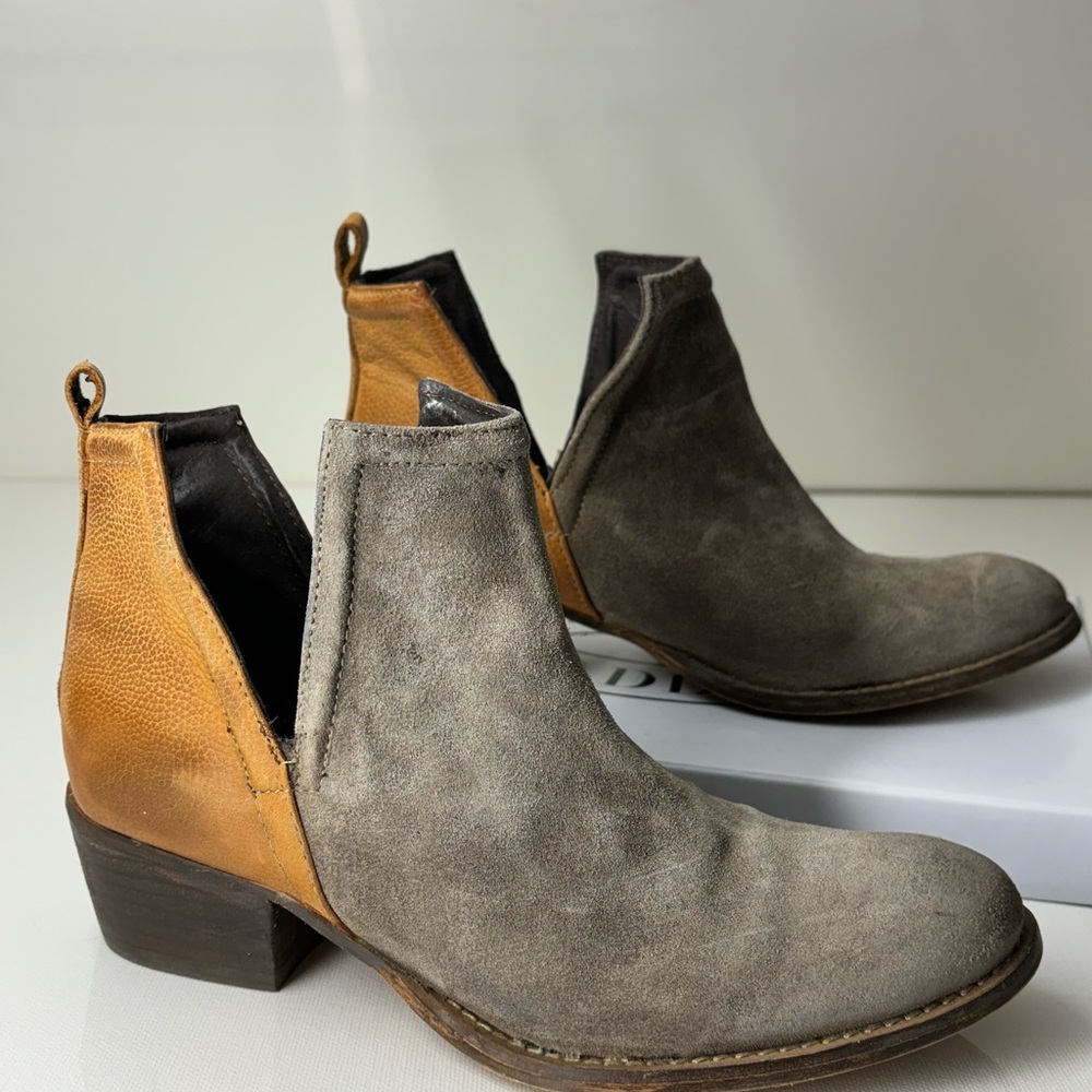 Nice quality two toned dust grey and brown low cut boots.